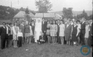 Fotografia grupowa na ślubie Kołotyłów