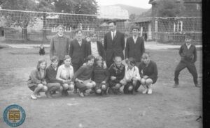 Kierownik szkoły w Gładyszowie Kazimierz Szczepanek w otoczeniu uczniów