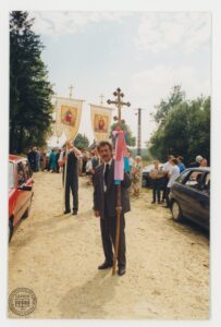 Stefan Ferenc niosący krzyż na kermeszu w Nowicy