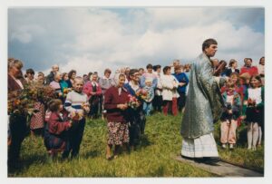 Wierni na kermeszu w Nowicy