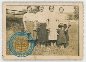 Stefania Zimowska z koleżankami