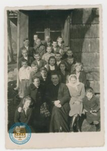 Ks. Teofil Świątek wraz z Zofią Rzeszut i uczniami