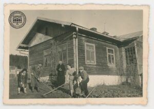 Ks. Julian Śmietana i rodzina Rzeszutów podczas prac przy szkole w Odernem