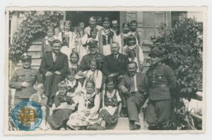 Społeczność szkolna z żołnierzami na schodach szkoły w Odernem