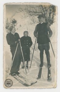 Wysowej ks. Julian Śmietana z dziećmi państwa Rzeszutów – Wiesławą i Adamem zimą na nartach