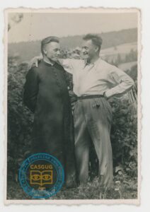 Ks. Teofil Świątek wraz z bratem lekarzem w sadzie poniżej domu Magdaleny i Wincentego Baniaków w Odernem.