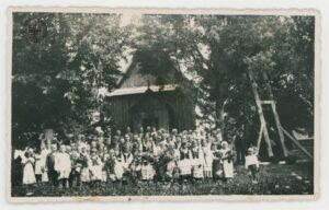 Tłum wiernych przed kaplicą w Odernem