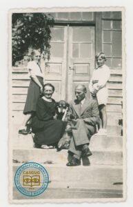 Przed szkołą w Odernem: Wiesia i Adaś Rzeszut oz rodzicami – Zofią i Maciejem oraz psem