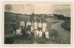 Przed szkołą w Odernem