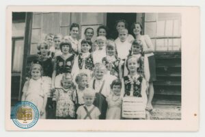 Uczniowie z rodzicami przed szkołą w Odernem