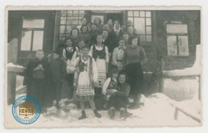 Rodzice i członkinie zespołu Czytelni TSL przed szkołą w Odernem