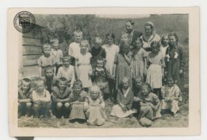 Uczniowie szkoły wraz z kierownikiem Stanisławem Gawronem i jego żoną Marią