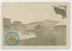 Szymon Gambal z kolegą na motorze