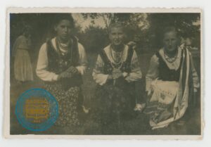 Dziewczęta w strojach ludowych