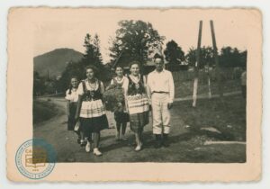 Z wieńcem dożynkowym