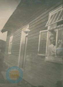 Młody mężczyna w oknie