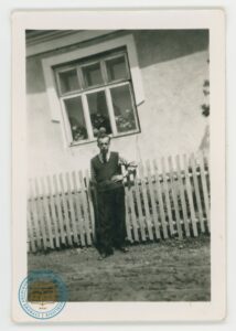 Eugeniusz Górski przed domem