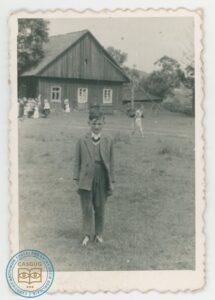 Dalszy kuzyn Stefana Czuchty na tle nieistniejącej plebanii w Gładyszowie