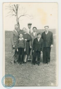 Stefan Czuchta z rodzicami i znajomymi