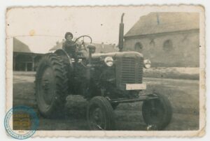 Dziecko na traktorze