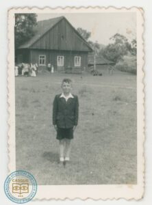 Zbigniew Tęczar na tle nieistniejącej plebanii w Gładyszowie