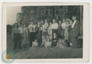 Piotr Czuchta z harmonią i znajomymi