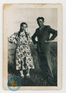 Maria z domu Potoniec Bugajska (1927-2004) z sąsiadem