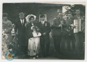 Helena Michniak z drużbami