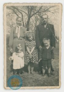 Maria i Stanisław Bugajscy z dziećmi: Helenką, Zenonem i Wiesławą