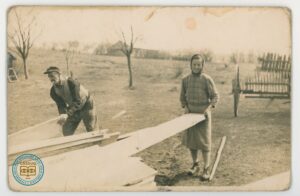 Stefania Pyrcz z teściem Szymonem przy budowie domu