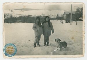 Dorota i Danuta Wawrynówny z pieskiem