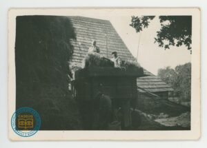 Stanisław Góral i Rozalia Zawilińska na młocarni