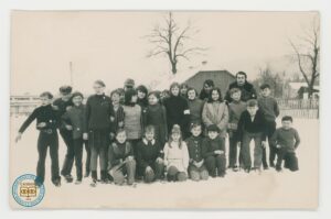 Jan Okarma z młodzieżą przed Szkołą Podstawową w Wysowej