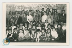 Jan Okarma w towarzystwie uczniów i uczennic