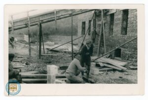 Teodor Hałuszczak i Hilary Kołtko przy budowie domu nauczyciela