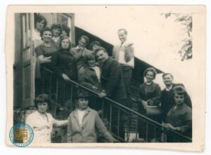 Na schodach szkoły w Nowicy