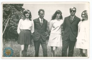 Uczennice z nauczycielami