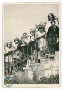 Uczniowie na schodach szkoły w Nowicy