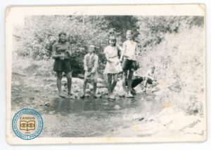 Dziewczyny nad potokiem