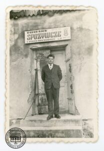 Dymitr Dyczko przed sklepem w Zdyni