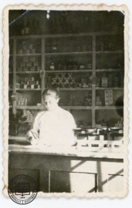 Maria Dyczko za ladą w sklepie w Zdyni