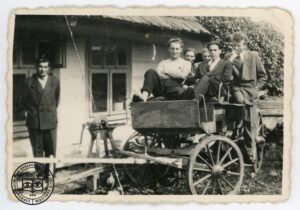 Michał Bołdyś ze znajomymi na wozie koło domu Jana Ksenycza