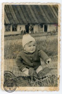 Piotruś Bołdyś przed domem w Koniecznej