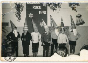 Grupa dzieci na przedstawieniu w Szkole Podstawowej w Koniecznej