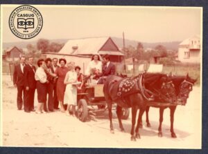 Państwo młodzi Teresa i Włodzimierz Kario i weselni goście