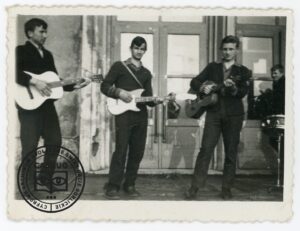 Wspólne granie na gitarach Józefa Migacza z kolegami