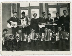 Uczniowie ogniska muzycznego z nauczycielką Panią Soroczyńską