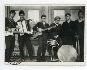 Józef Migacz w towarzystwie kolegów i nayczycielki P. Soroczyńskiej z Ogniska Muzycznego