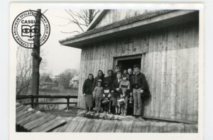 Parafianie przed świątynią w Kwiatoniu z koszyczkami do święcenia