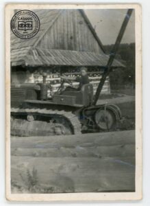 Józef Ludwin na tle domu Salomei Gromali pomalowanego w kropy